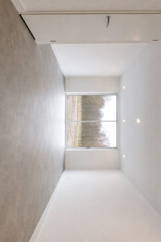 Nieuwbouw woning met strak gestuct interieur en schuifpui