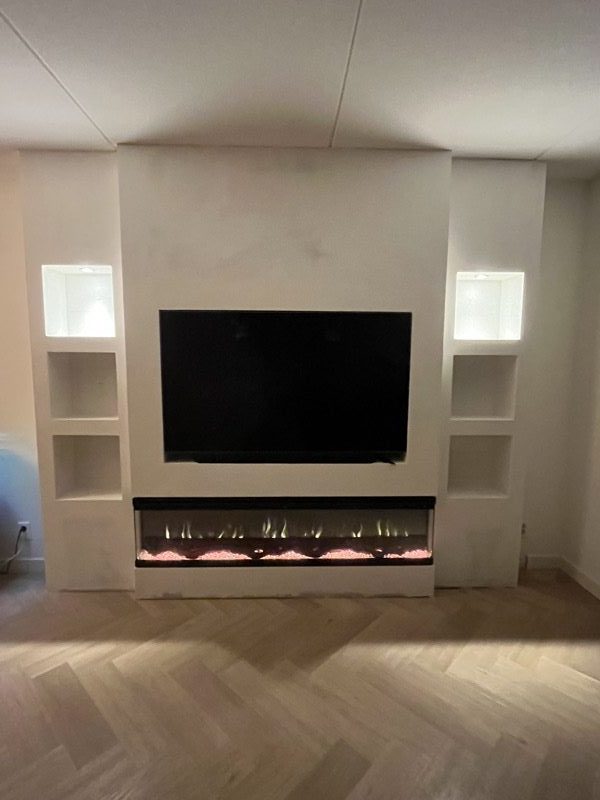 Stucwerk TV-wand met sfeerhaard en inbouwverlichting