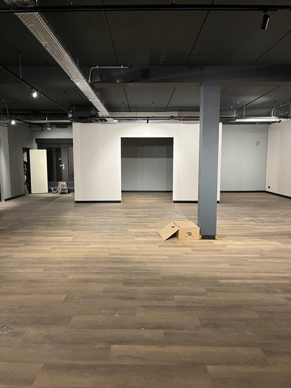 Modern zakelijk interieur met strak stucwerk en donkere afwerking
